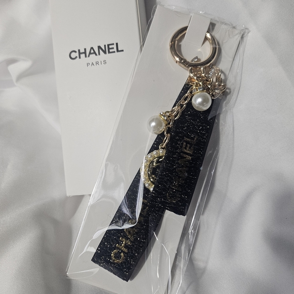 CHANEL Black and Gold Key Holder with Pearl Accent - Picture 1 of 2